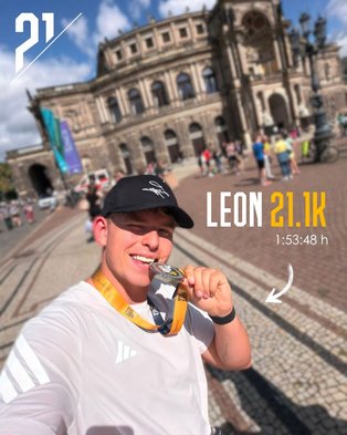 Leon präsentiert seine DresdenHALF-Medaille