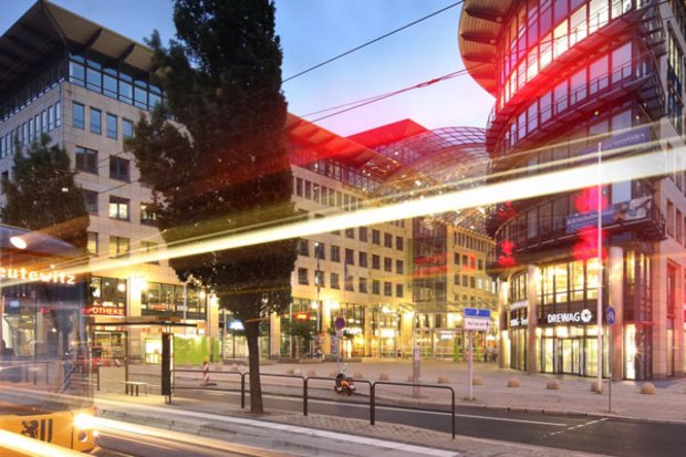Eingangsbereich World Trade Center Dresden bei Abendstimmung und mit Langzeitbelichtung 