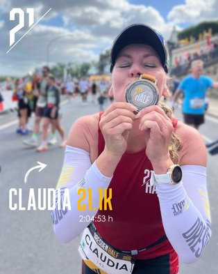 Claudia präsentiert ihre DresdenHALF-Medaille