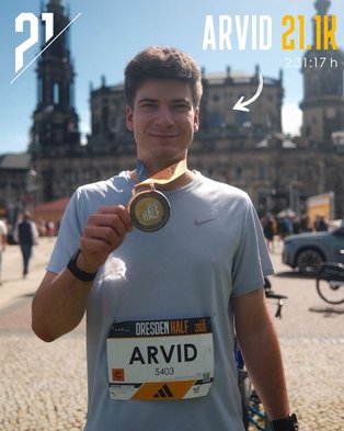 Arvid Kaffke präsentiert seine DresdenHALF-Medaille